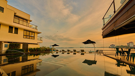 Infinity pool at Xandari boutique heritage hotel Fortkochi